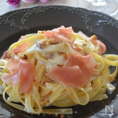 ナッツと生ハムのサワークリームソースパスタ