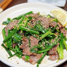 【豚タンとネギのうま塩炒め】レモンキュッと！ビール止まらん♪