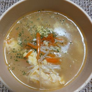 よっこの作ってみた!投稿(ごま油香る♩卵とえのきの塩にんにくスープ)