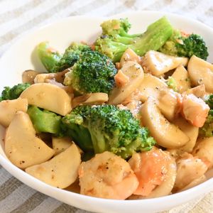 こざかなの作ってみた!投稿(【エビとブロッコリーとキノコのガリバタ炒め】やみつき食感♪)