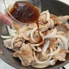 定番調味料でがっつり♪【豚こまと玉ねぎのスタミナ焼き】の工程4