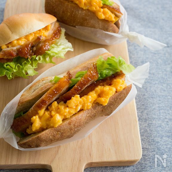 照り焼きチキンとスクランブルエッグのサンドイッチ