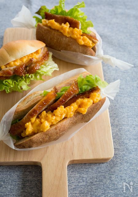 照り焼きチキンとスクランブルエッグのサンドイッチ