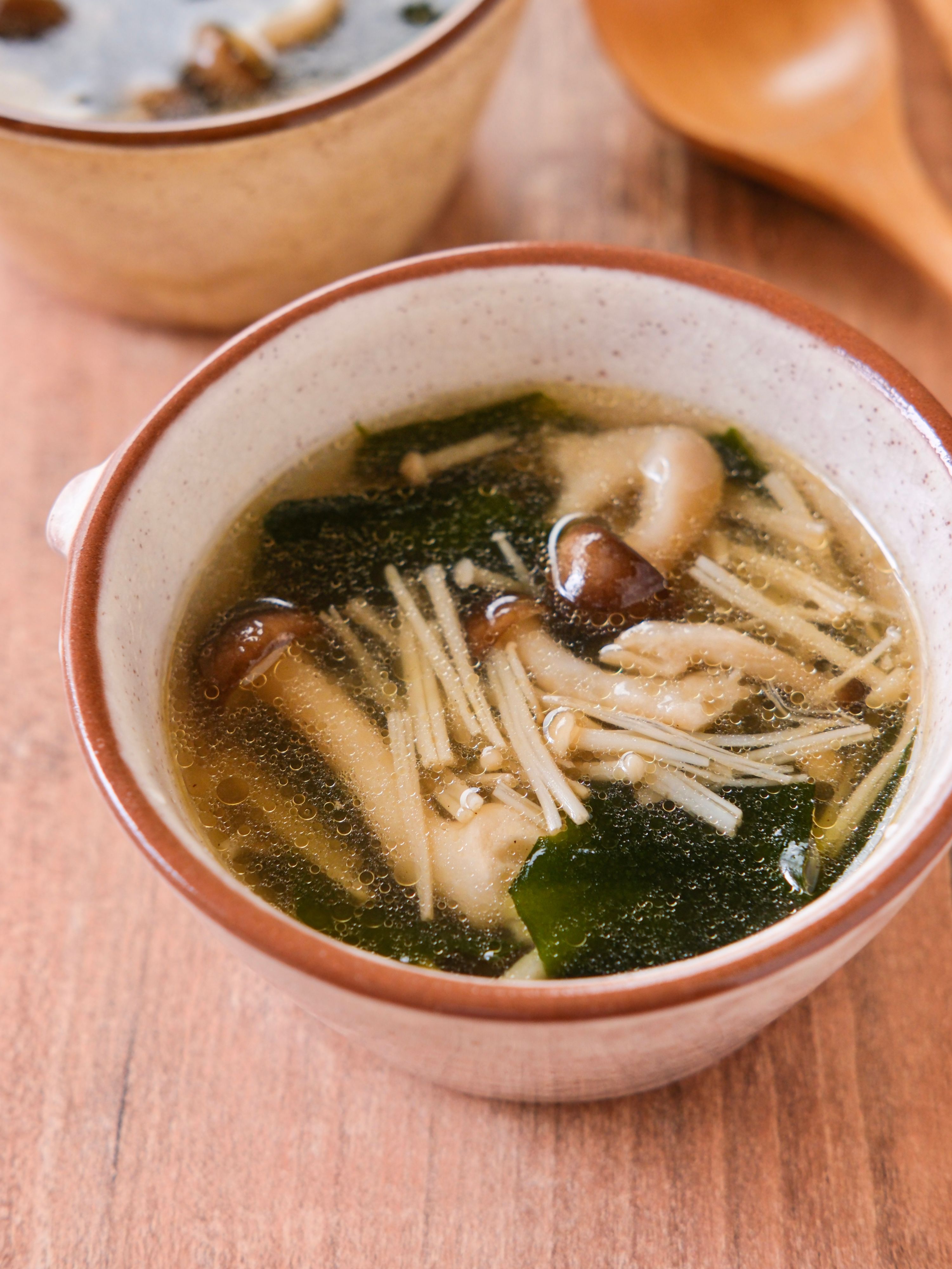 きのこのわかめスープ】パパッと簡単に作りたいスープに♡ | レシピ