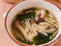 【きのこのわかめスープ】パパッと簡単に作りたいスープに♡