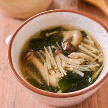 【きのこのわかめスープ】パパッと簡単に作りたいスープに♡