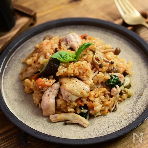 キムチ鍋スープを使った「トマトチーズキムチ鍋風釜飯」