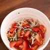 【5分で完成!】トマトと釜揚げしらすのさっぱり和えの工程2