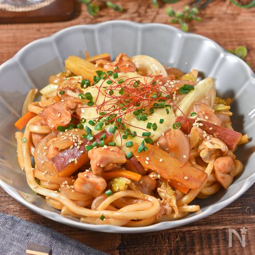 チーズタッカルビ焼きうどん│甘辛チーズでやみつきの一皿
