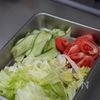 固くならないコツはこれ!簡単さっぱり冷しゃぶサラダの工程1