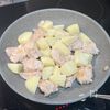 すぐできる♩《鶏肉とじゃがいもの塩ガーリック炒め》の工程2