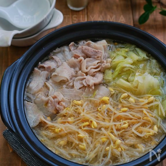 簡単絶品スープの＊豆もやしとキャベツと豚バラ鍋＊