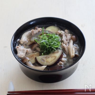 出汁不要で美味しい!なすと豚肉のお味噌汁 青じそ添え