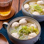 糖質オフだけど食べ応え抜群♪白菜と鶏団子スープ