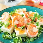 和風チリソースで。豆腐とえびのサラダ