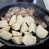 『豚バラ厚揚げと夏野菜のにんにく味噌炒め』コクうま☆簡単♪の工程2