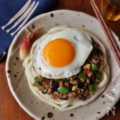 ナスとピーマンの肉味噌月見うどん