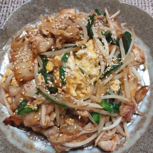 よっこの作ってみた!投稿(【豚ニラ玉の旨辛キムチ炒め】ご飯が進む！やみつきピリ辛おかず)