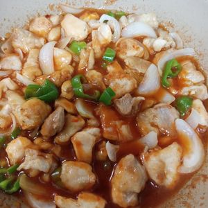 鶏皮坊主の作ってみた!投稿(【鶏肉と玉ねぎピーマンのチリソース炒め】ボリュームおかず♪)