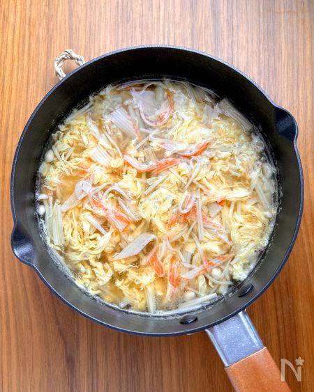 溶き卵を少しずつ加え、うどんにかける
