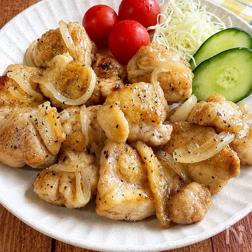 【鶏もも肉と玉ねぎのうま塩ガーリック炒め】旨みたっぷり♡