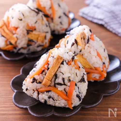 【ひじきとにんじんの混ぜおにぎり】レンチンで混ぜご飯が完成!