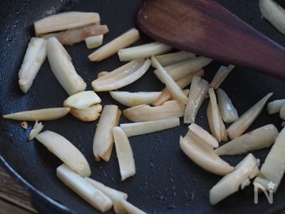 ビールのお供にどうぞ 材料3つ れんこんチーズきんぴら By むっちんぷりん レシピサイト Nadia ナディア プロの料理家のおいしいレシピ