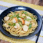 箸で食べる「ホタテと海老の和風スパゲッティ」