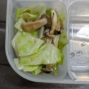 ジーータの作ってみた!投稿(【冷凍作り置き】キャベツとしめじのカニかま塩炒め)