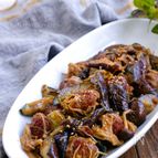 簡単ステーキ風肉団子となすときのこのにんにく醤油炒め