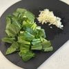 子どもウケ抜群!【鶏団子と小松菜の春雨スープ】の工程1