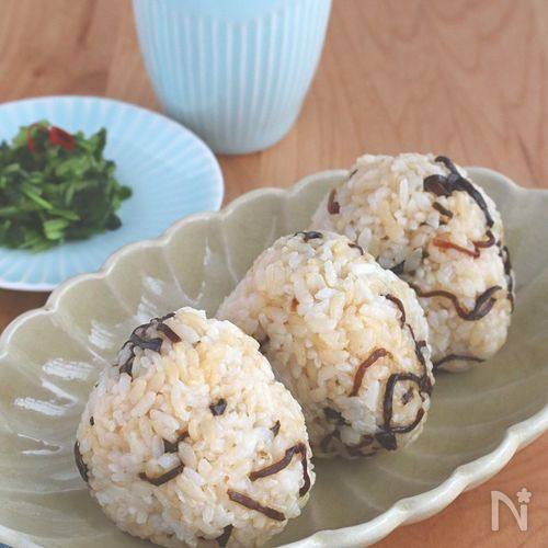 うま味たっぷり！塩昆布のオイルおにぎり