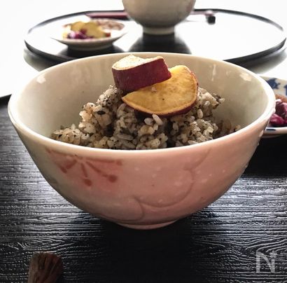 旬の香り♪豚バラ肉・さつまいも・きのこの黒ごま炊き込みご飯