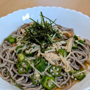 まゆのの作ってみた!投稿(初夏の昼食に！えのきとオクラの梅冷やしそば)