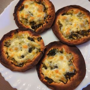 たりおの作ってみた!投稿(餃子の皮にのせて焼くだけ！トースターで「高菜マヨチーズピザ」)