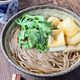 揚げ餅と春菊のかけ蕎麦