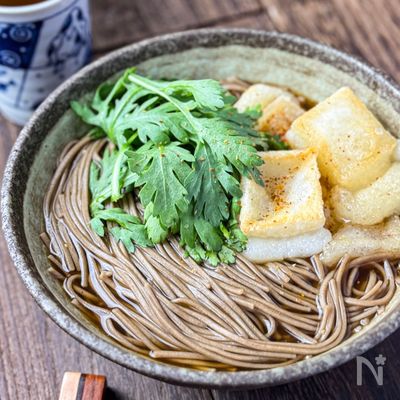 揚げ餅と春菊のかけ蕎麦