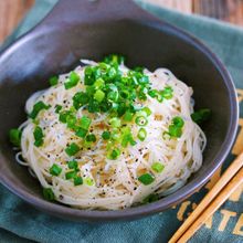 やみつき！5分で完成♡『ネギとしらすの油そうめん』