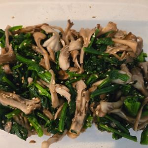 れみーの作ってみた!投稿(『舞茸とほうれん草の胡麻和え』栄養満点♪ダイエット美容にも♡)