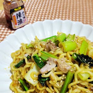 ヴェルの作ってみた!投稿(【豚肉と小松菜の旨辛やきそば】パンチの効いた一皿！)