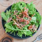 カリカリベーコンが決め手！セロリの葉のサラダ
