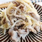 ブタ肉ともやしの生姜焼き、味噌ごま風味