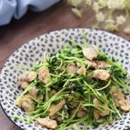 旨味たっぷり！3分お手軽料理♡豆苗とあさりのガーリック炒め