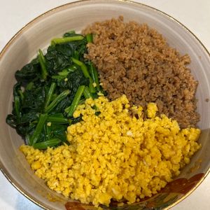 ちこりんの作ってみた!投稿(『基本の３色そぼろご飯【鶏・卵・ほうれん草】』＃お弁当)