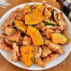 〖ご飯が進む〗豚こまとかぼちゃのにんにくポン酢照り炒め