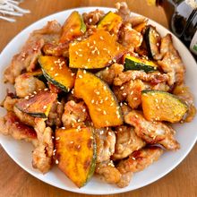 〖ご飯が進む〗豚こまとかぼちゃのにんにくポン酢照り炒め