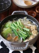 鶏団子とあさりの塩ちゃんこ鍋。