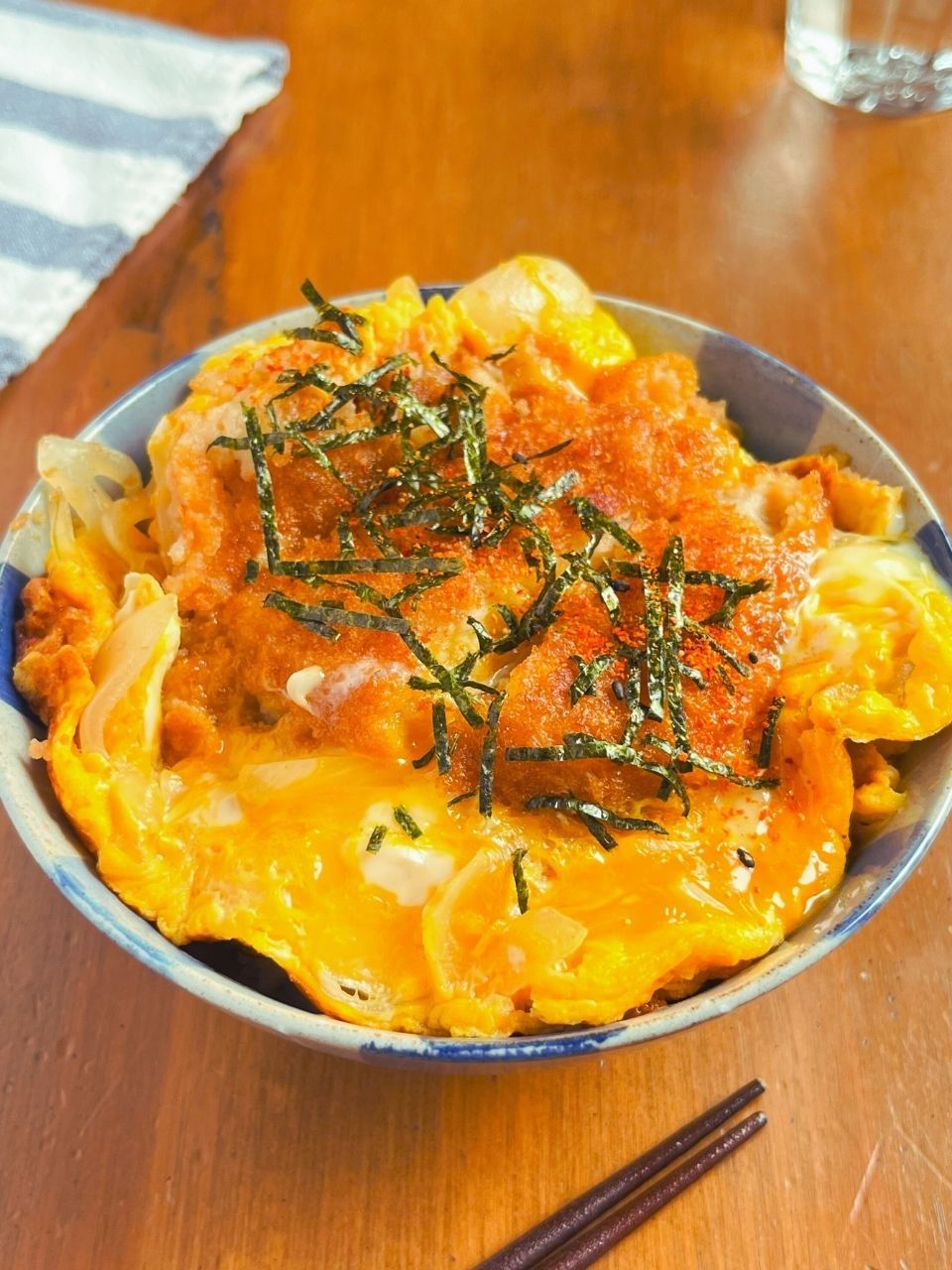コロッケ丼 卵でとじて和風の味わい。コロッケ丼・冷凍コロッケアレンジ1 | 冷食