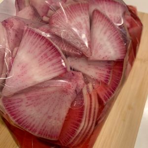 ぐ〜たら子の作ってみた!投稿(簡単工程3分‼︎赤大根の甘酢漬け)