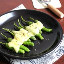 彼女に手軽なおつまみ！【ししとうのペッパーチーズ焼き】